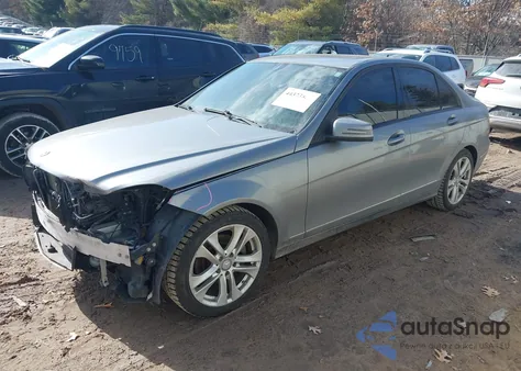 2012 Mercedes-Benz C 300 Luxury 4Matic z USA, uszkodzony, nr VIN WDDGF8BB9CA702543